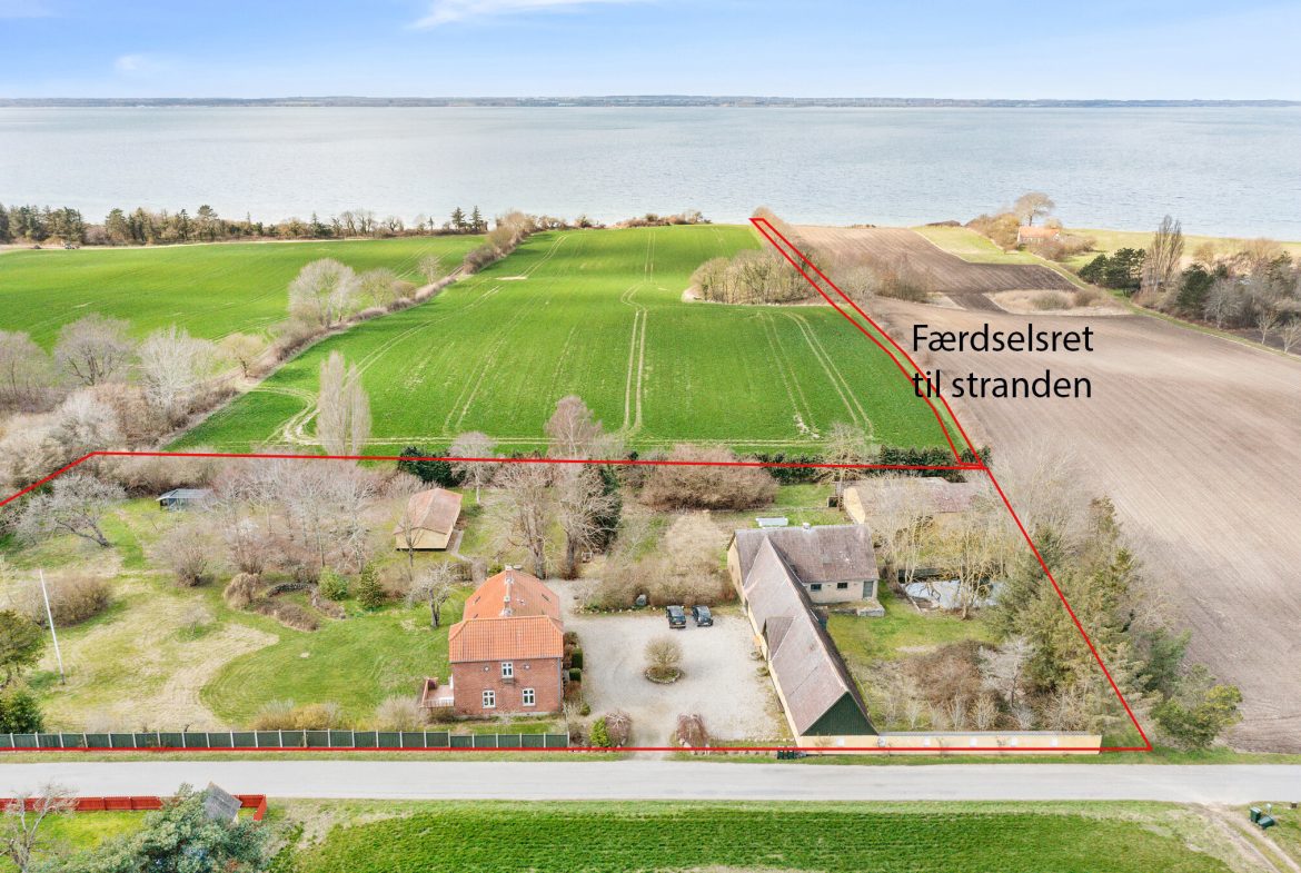 Langeland Landejendom med Strandret